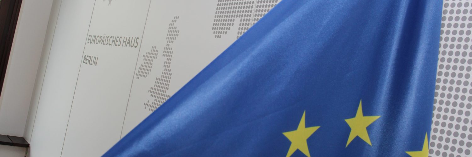 EU-Flagge vor Europakarte