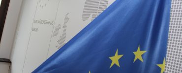 EU-Flagge vor Europakarte