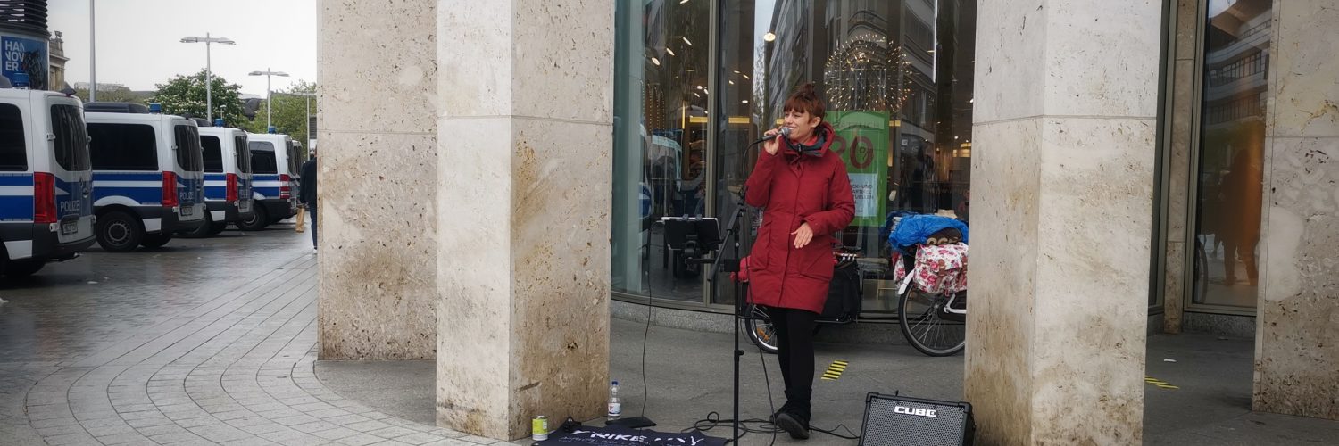 Rike Mey ist Straßenmusikerin.