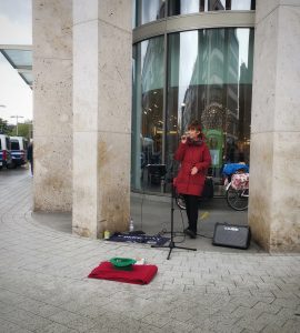 Rike Mey ist Straßenmusikerin.