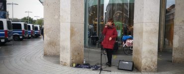 Rike Mey ist Straßenmusikerin.