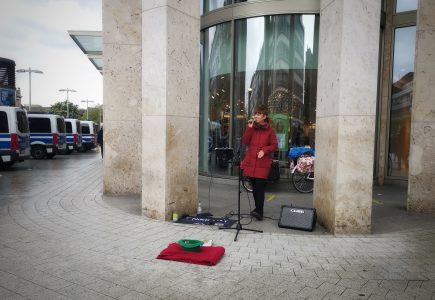 Rike Mey ist Straßenmusikerin.